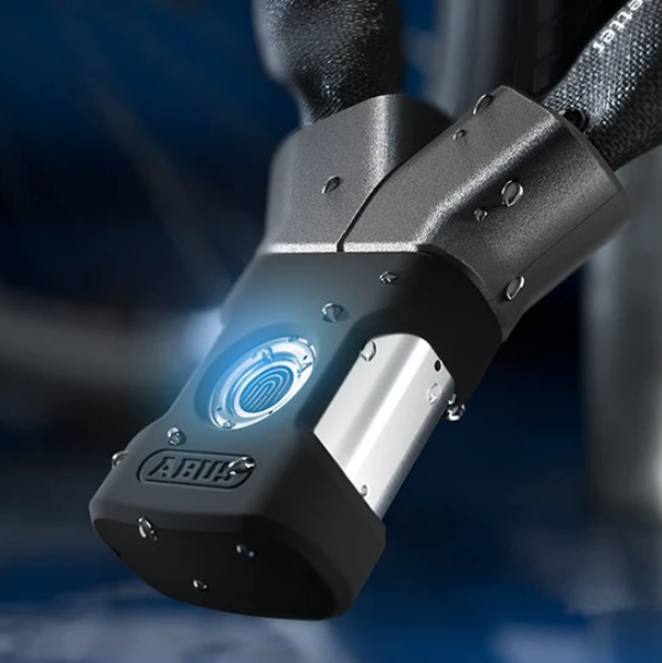 Détail du verrou de l’antivol chaîne ABUS équipé d’un éclairage LED pour une utilisation facilitée dans l’obscurité.