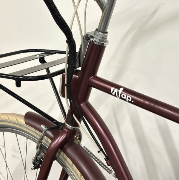 Détail du cadre et du logo Wap sur un vélo électrifié