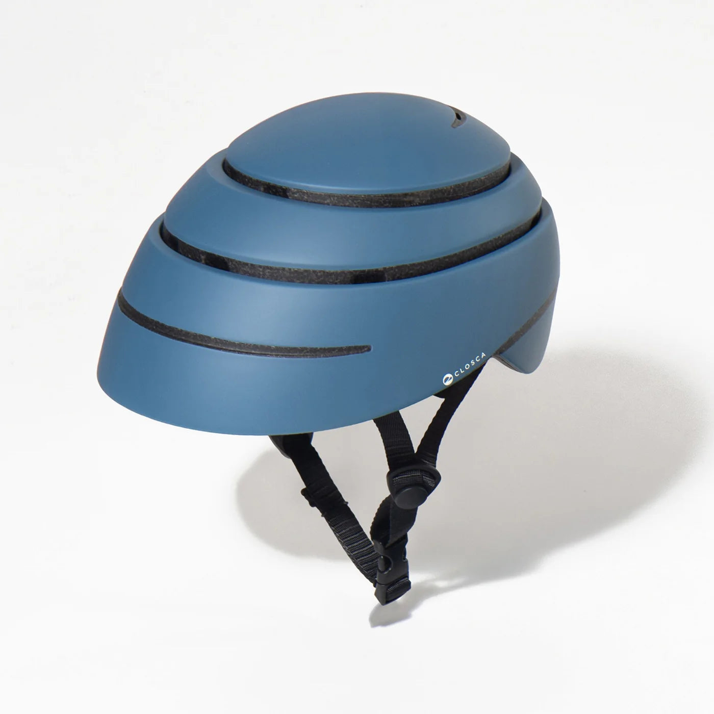 Casque Closca Loop bleu conçu pour les cyclistes urbains recherchant visibilité et style.
