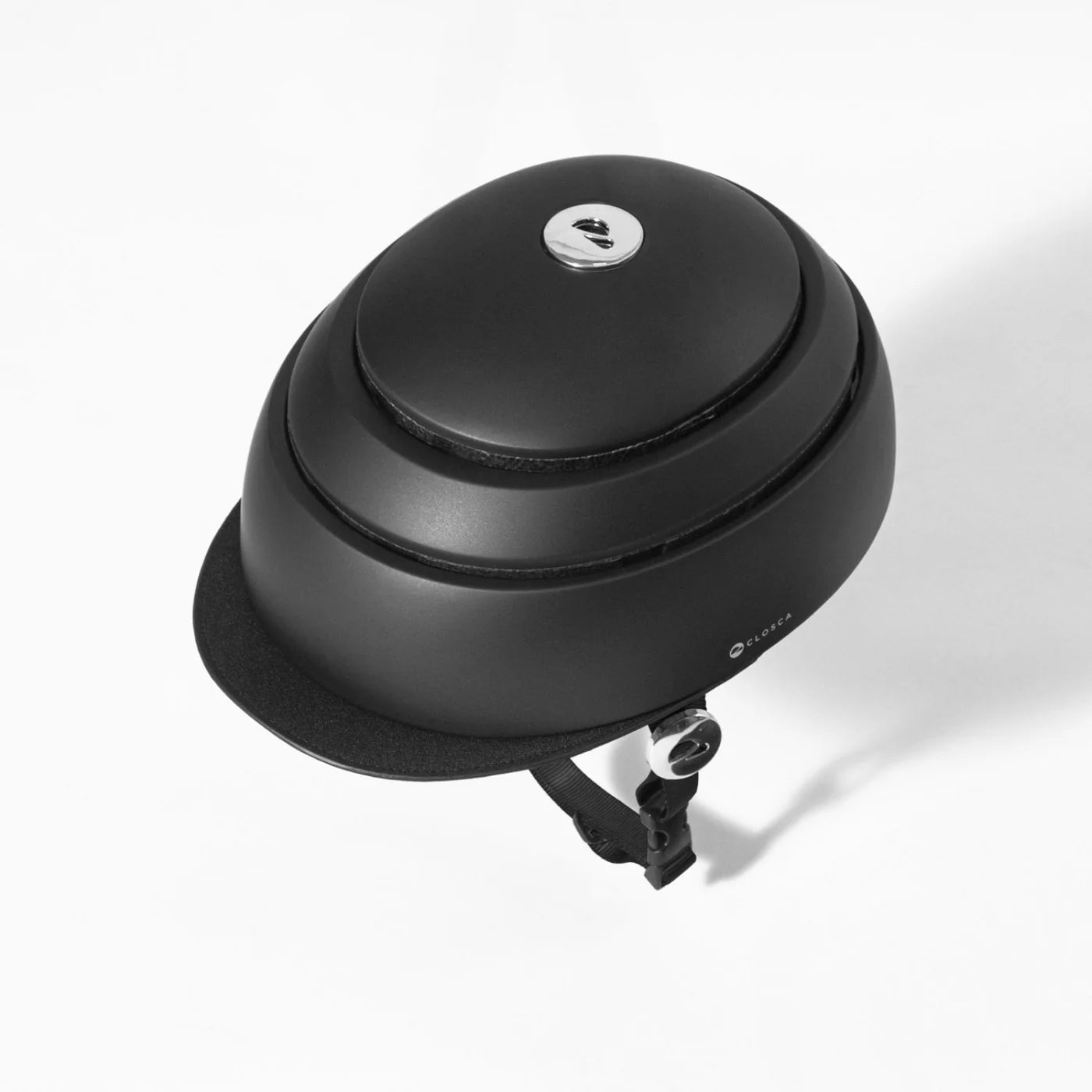 Vue alternative du casque de vélo urbain noir mettant en valeur ses lignes et sa finition.