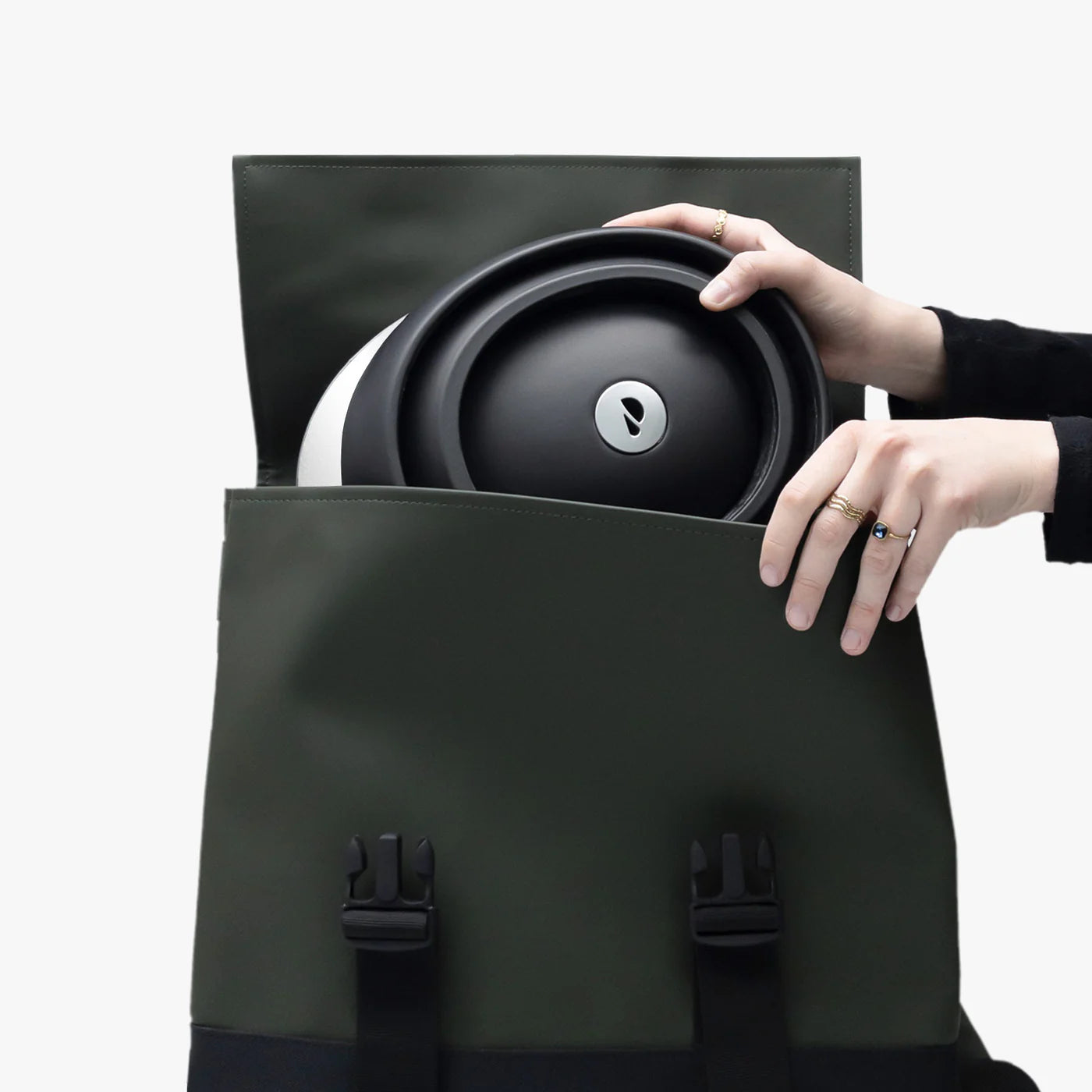 Casque de vélo urbain facilement transportable, illustré rangé dans un sac à dos après le trajet.