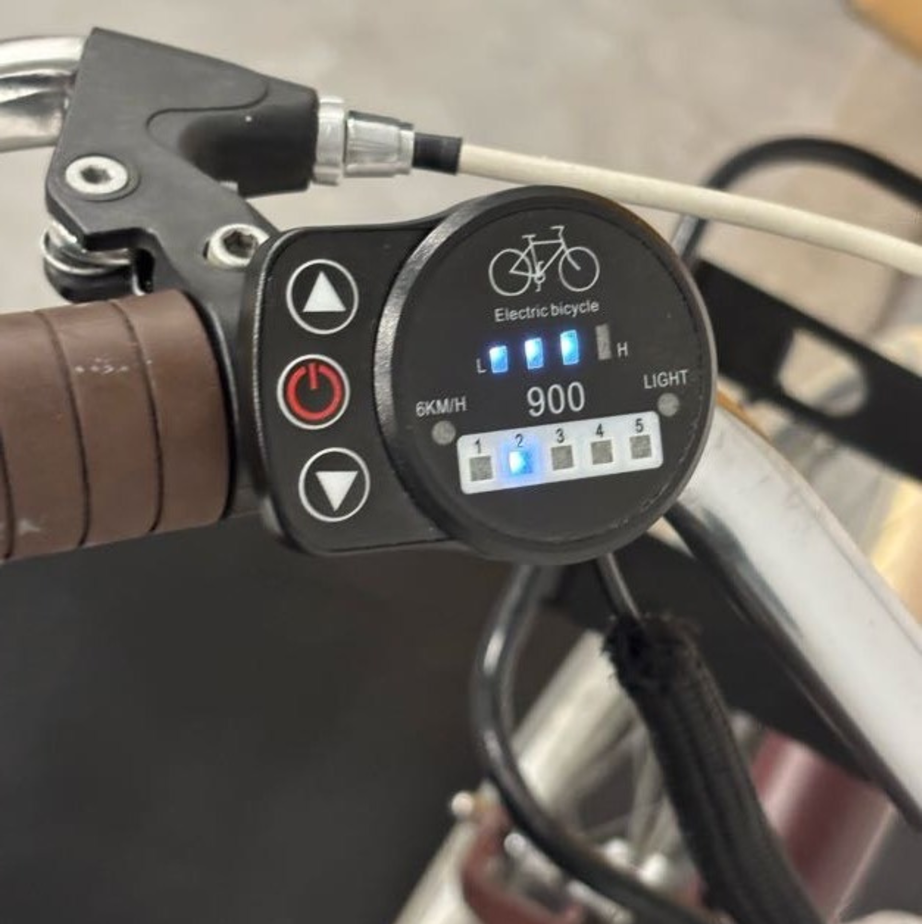 Commande et écran de contrôle au guidon d’un vélo électrique Wap à Lille