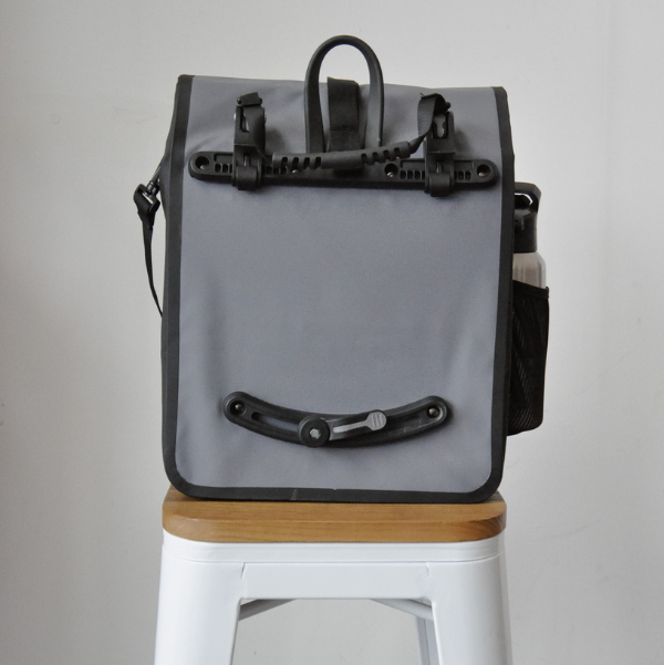 Vue arrière de la sacoche vélo Badawin avec système de fixation