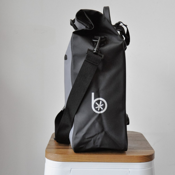 Vue latérale de la sacoche de vélo imperméable Badawin