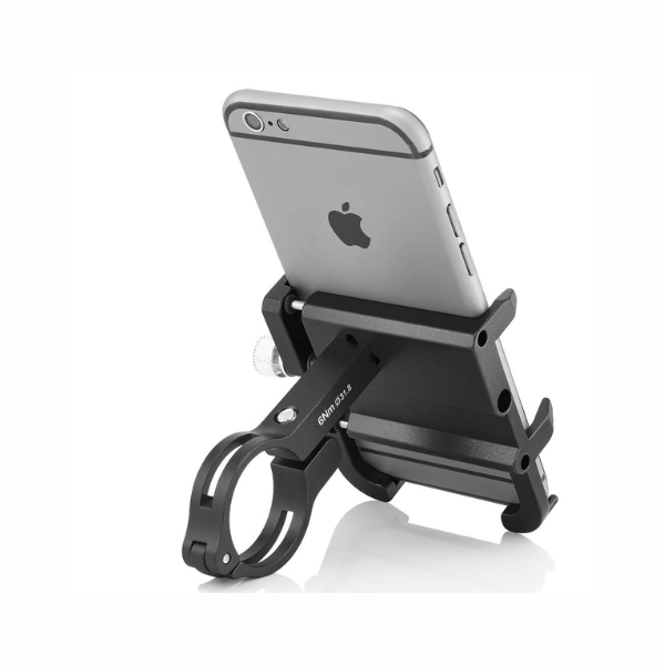 Téléphone maintenu sur le support vélo, offrant une bonne lisibilité pour la navigation ou le suivi du trajet.