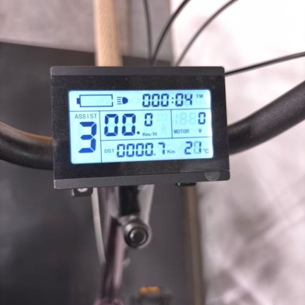 Écran LCD du vélo de ville électrique WAP Lille, affichant la vitesse, le niveau d’assistance, la distance parcourue et l’état de la batterie sur le guidon