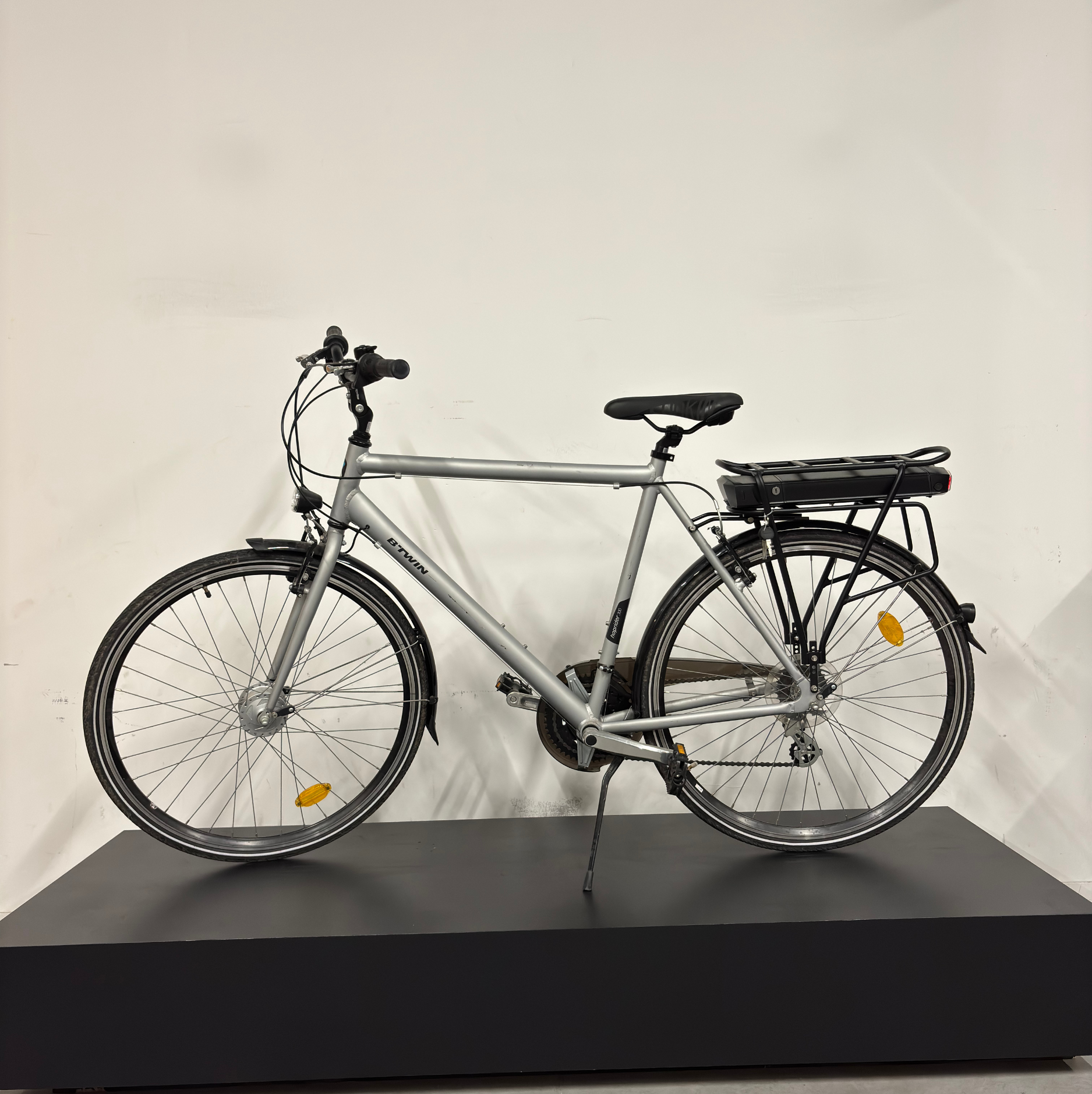 Vélo de ville électrique gris Btwin sur présentoir 