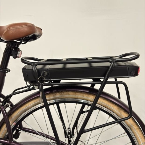 Zoom sur la partie arrière du vélo cargo électrique noir WAP Lille, avec selle noire, batterie intégrée au porte-bagages et roue arrière