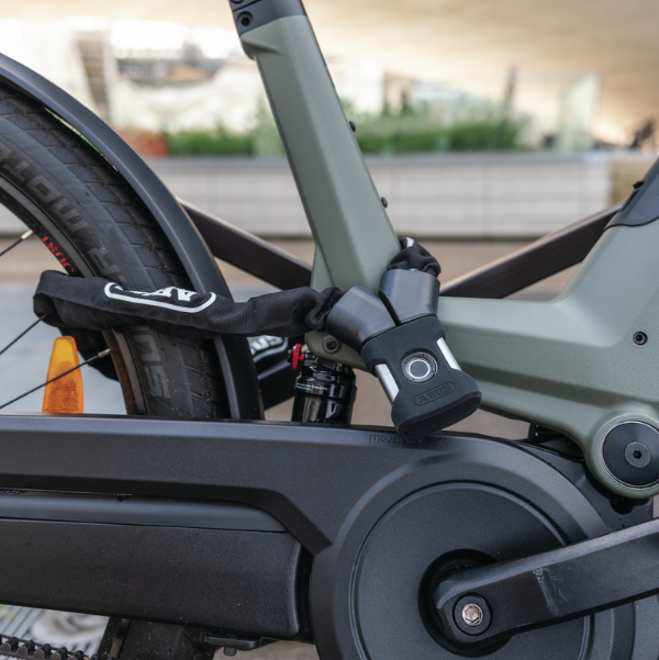 Antivol chaîne ABUS installé sur un vélo électrique, adapté aux usages urbains et aux vélos à assistance électrique.