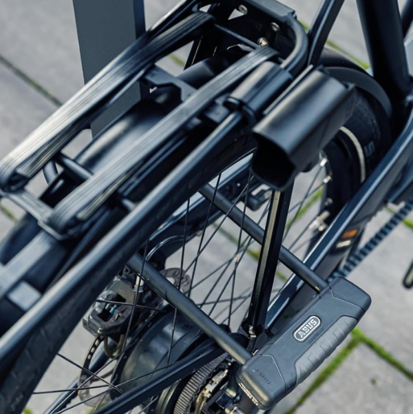 Antivol en U ABUS offrant un niveau de sécurité 12, conçu pour protéger efficacement les vélos contre le vol en milieu urbain.