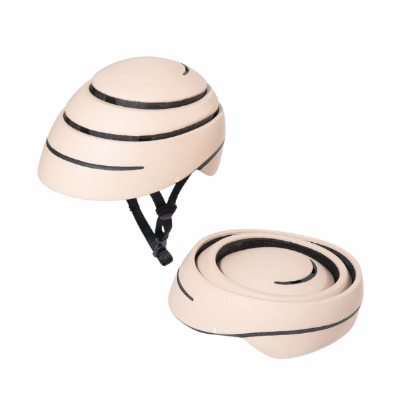 Casque Closca Loop beige au design urbain et pliable, conçu pour les déplacements quotidiens à vélo.