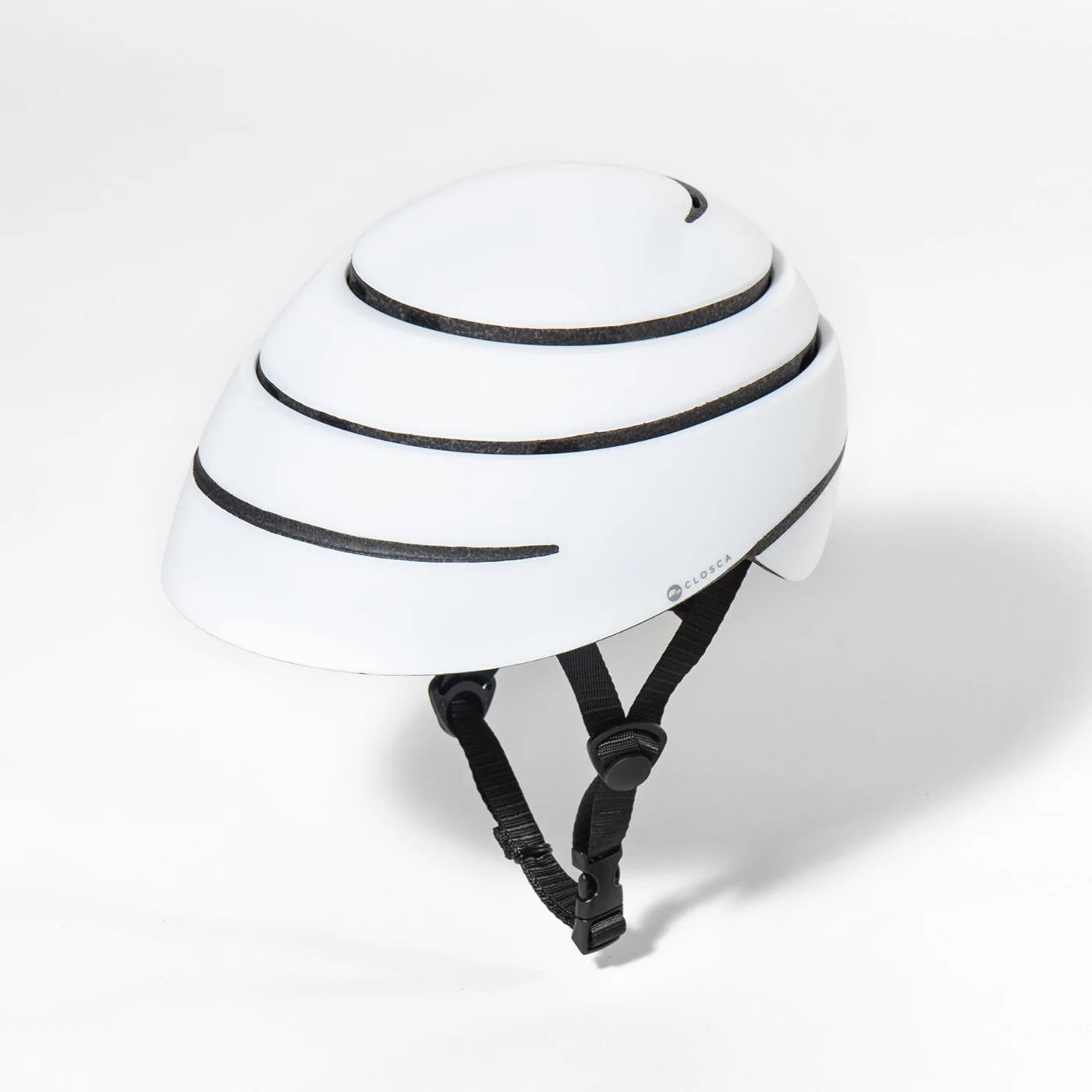 Casque Closca Loop blanc combinant design moderne et protection pour la mobilité urbaine.