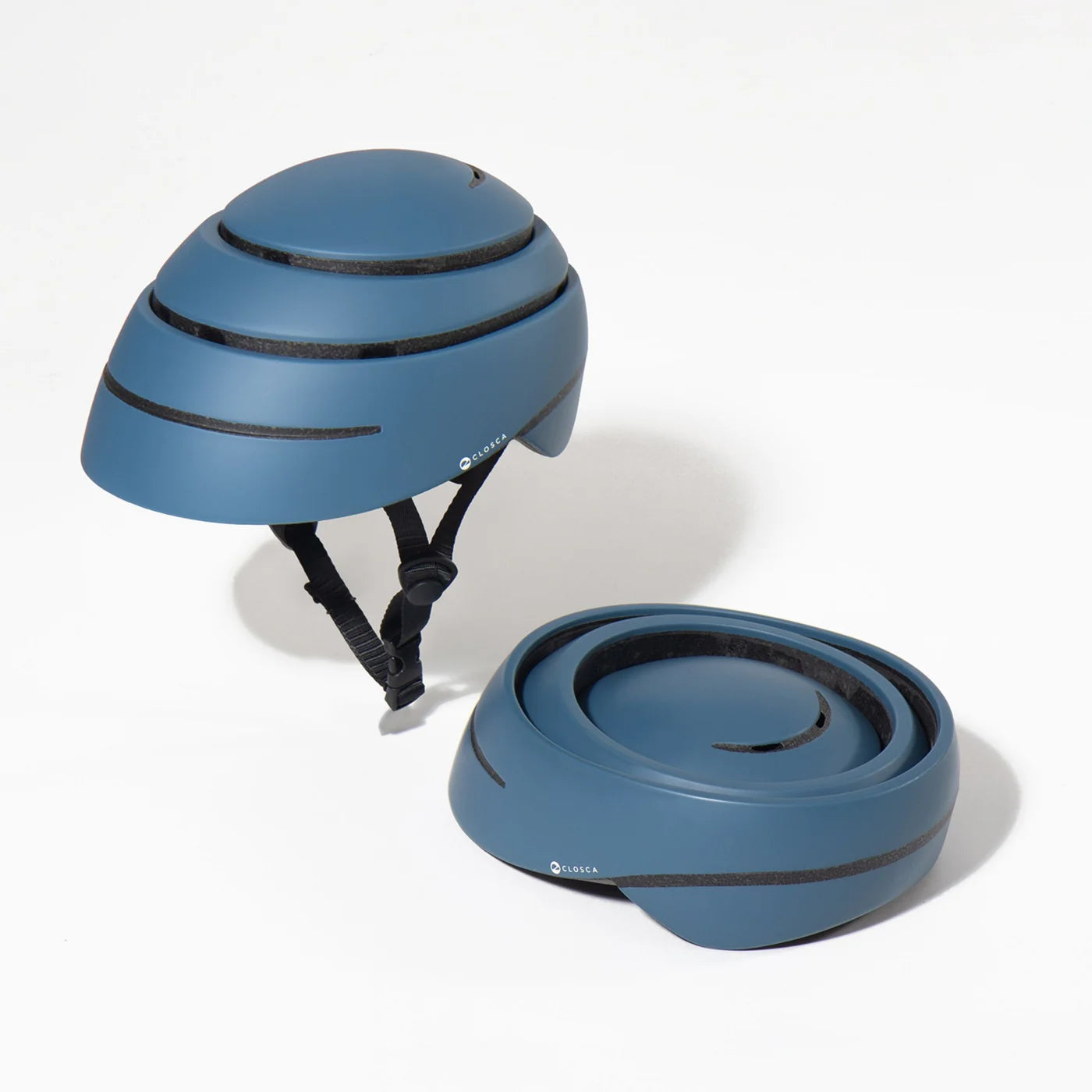 Casque Closca Loop bleu conçu pour les cyclistes urbains recherchant visibilité et style.

