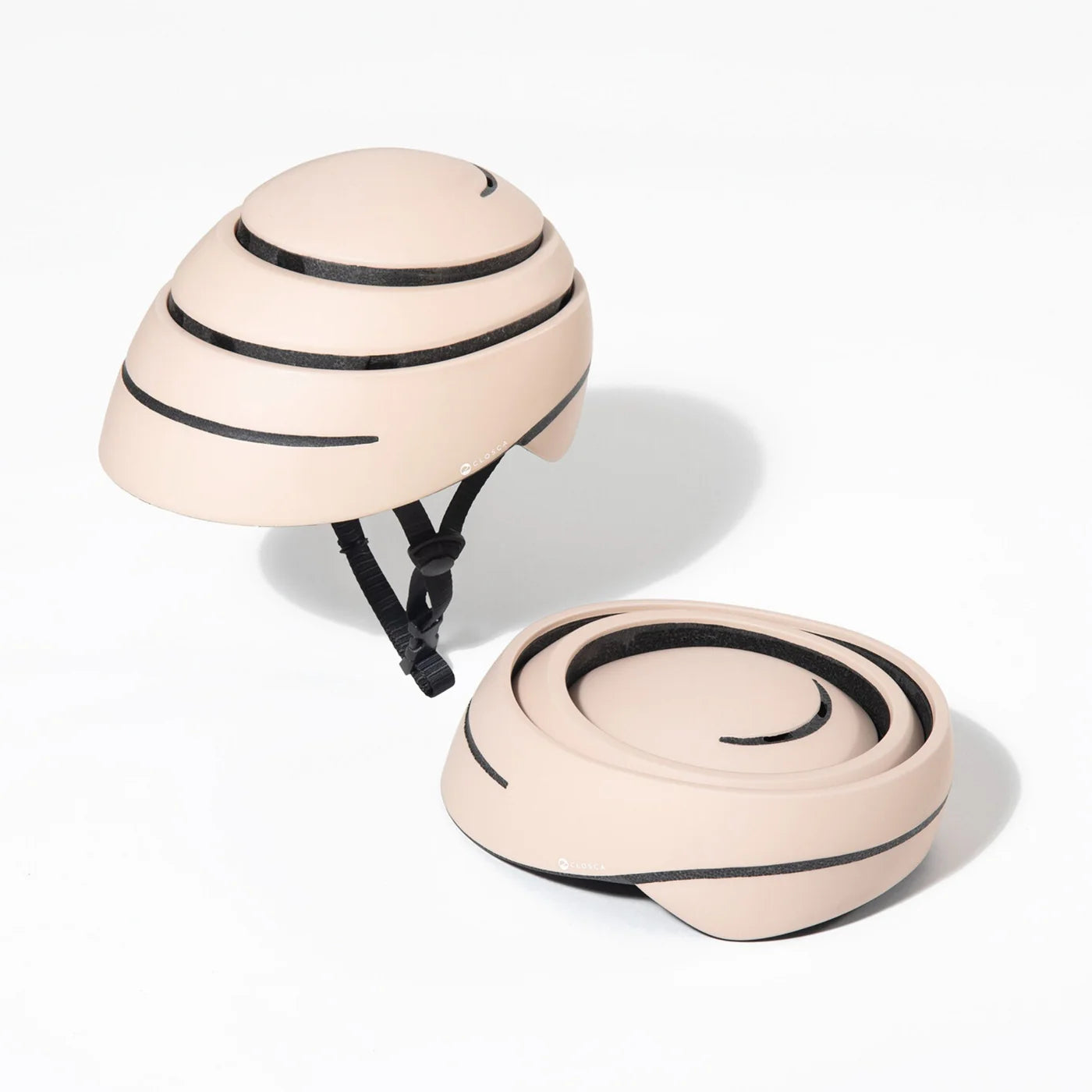 Casque Closca Loop plié réduisant son volume pour un transport facile dans un sac.