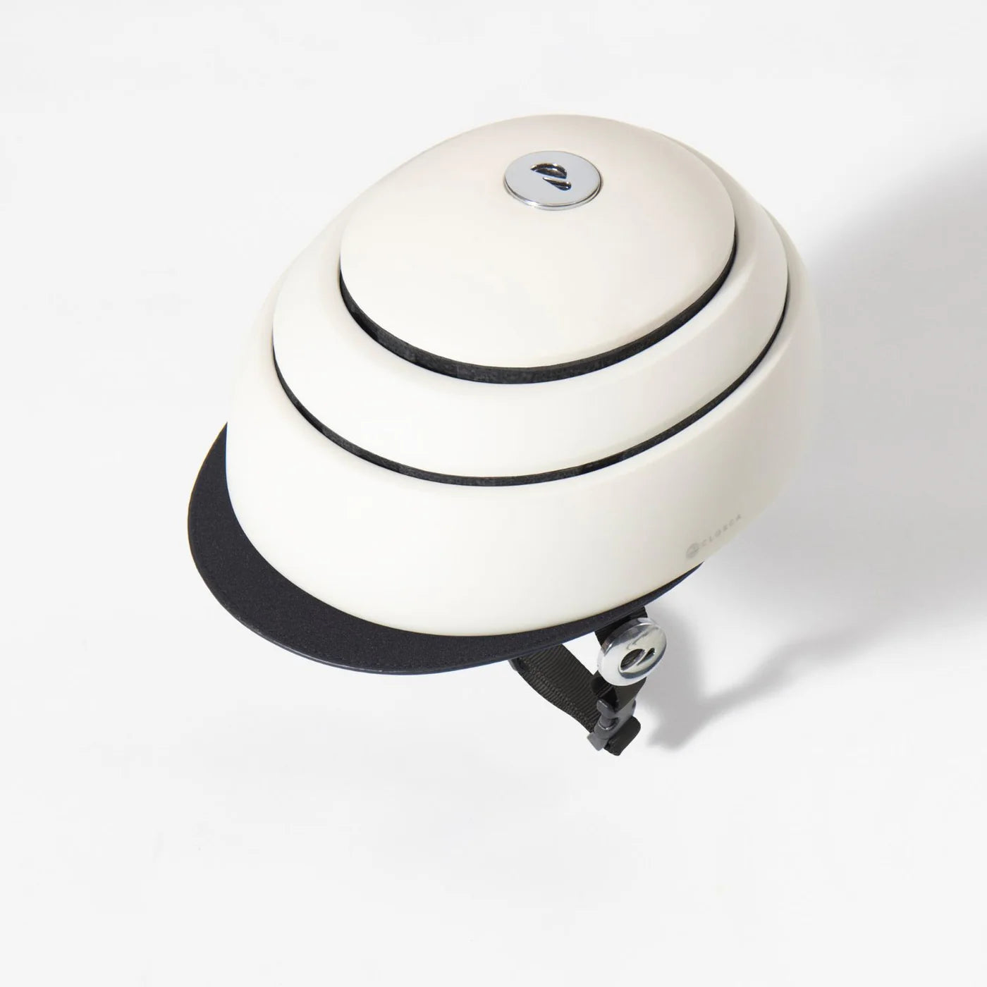 Casque de vélo urbain en coloris blanc, alliant protection et esthétique moderne.