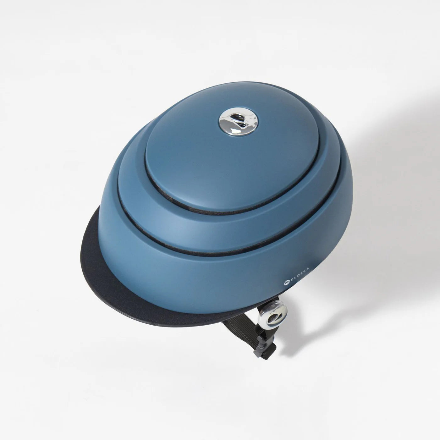 Casque de vélo urbain en coloris bleu, pensé pour les déplacements quotidiens en milieu urbain.