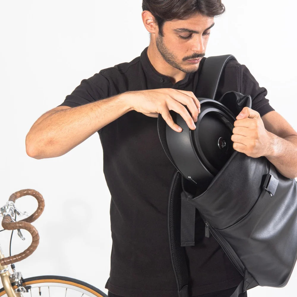 Casque de vélo urbain compact pouvant être rangé facilement dans un sac après utilisation.