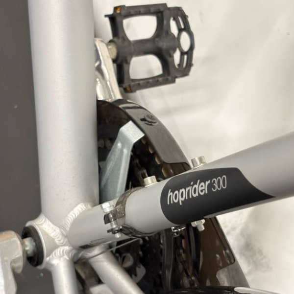 Détail cadre du vélo de ville électrique gris Btwin Hoprider 300, vue sur le pédalier et le hauban