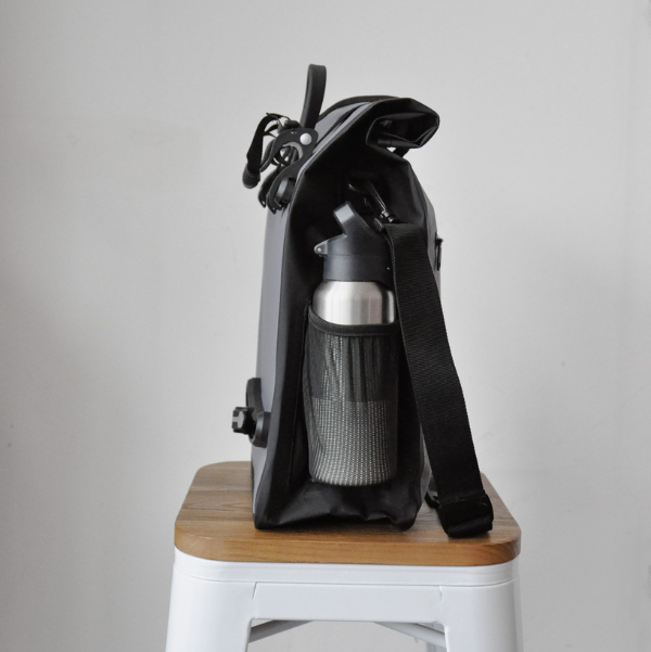 Sacoche de vélo Badawin montrant la capacité de transport avec une bouteille