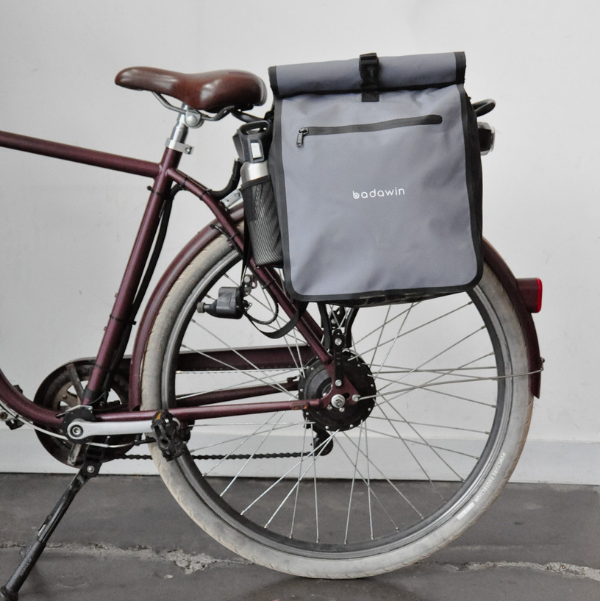 Sacoche de vélo Badawin installée sur porte-bagages d'un vélo Wap de Lille