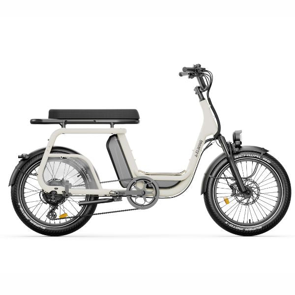 Vélo électrique cargo biplace Ritmic Duo blanc en ville avec selle longue et moteur Bafang à lille